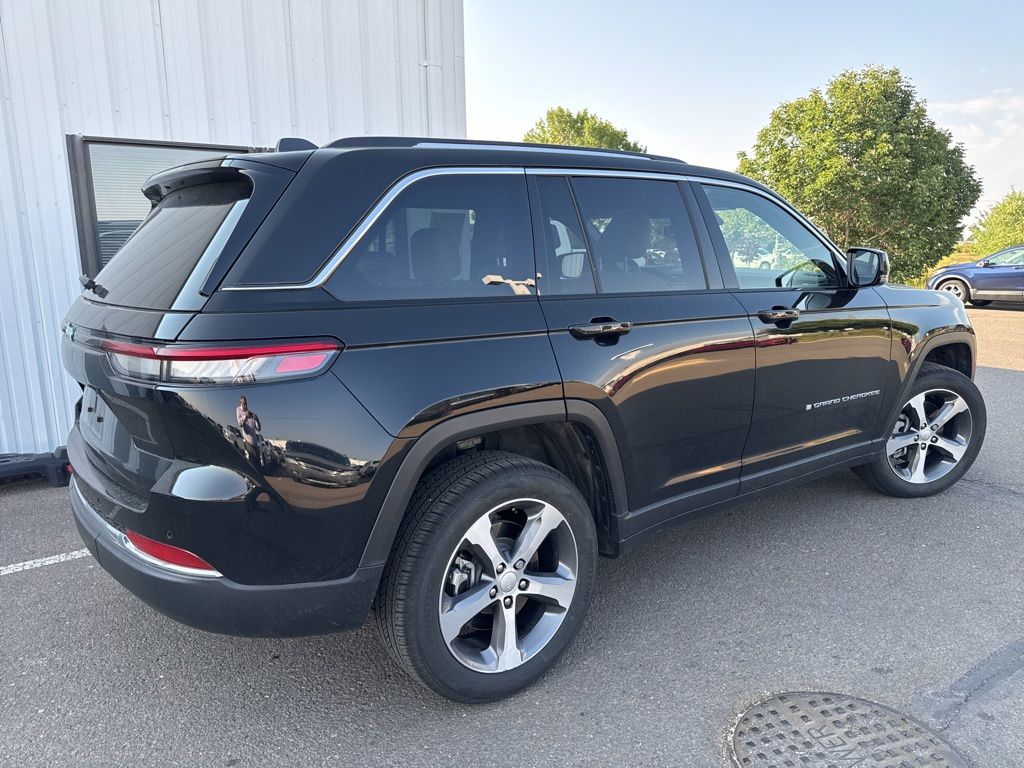 2022 Jeep Cherokee Limited 4xe photo 3