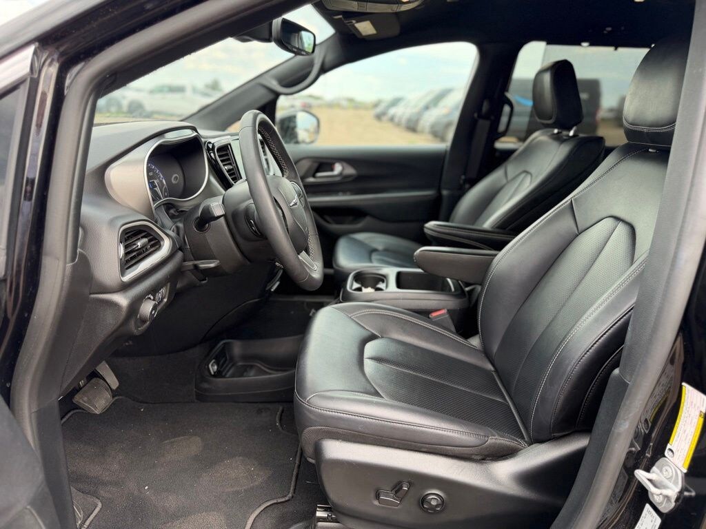 Certified 2025 Chrysler Pacifica Select Van Passenger Van