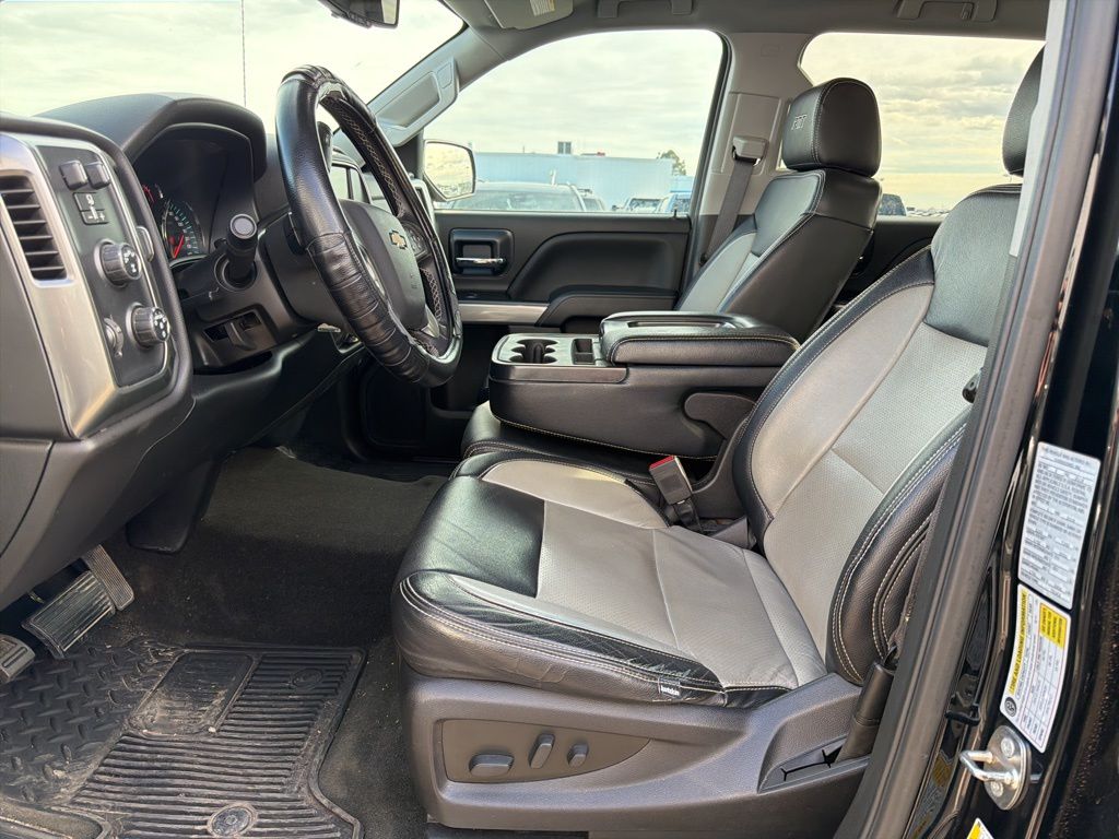 2018 Chevrolet Silverado 1500 LT photo 2