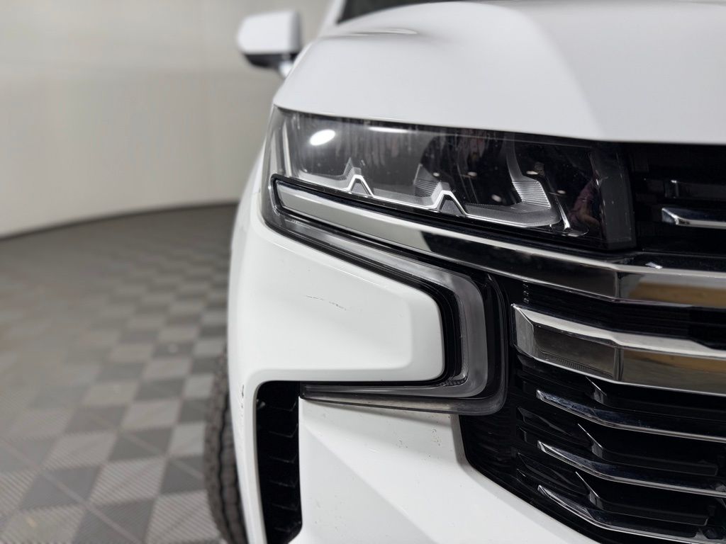 2022 Chevrolet Suburban LT photo 3