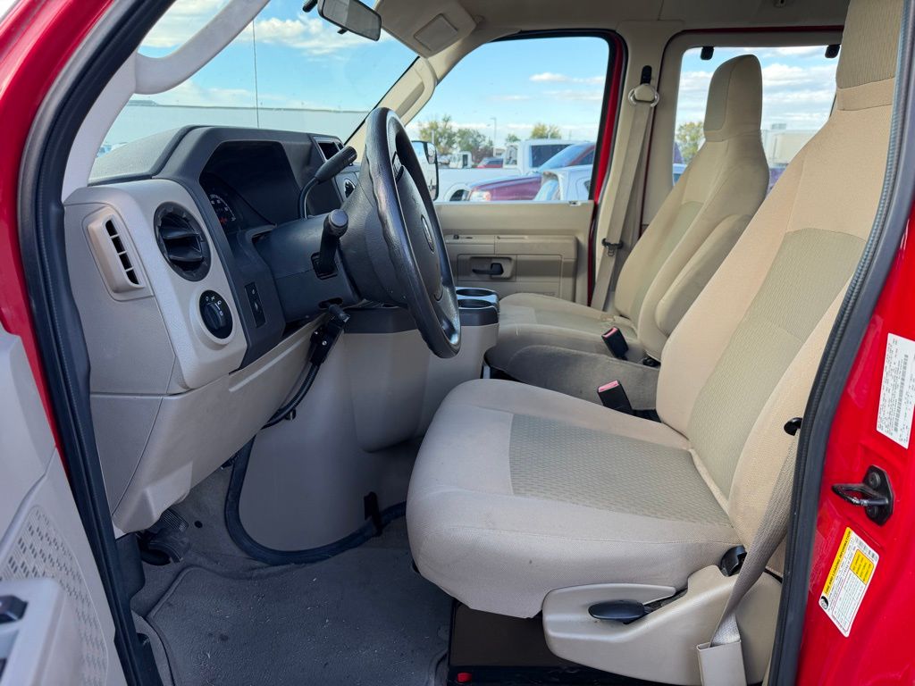 2014 Ford E-350 XLT photo 2