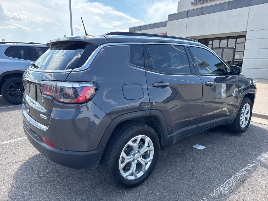 2024 Jeep Compass Latitude photo 3