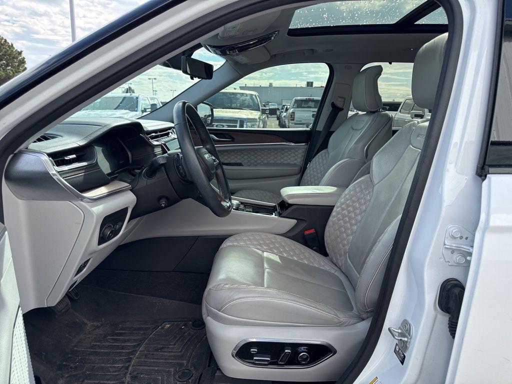 2021 Jeep Grand Cherokee L Summit photo 2
