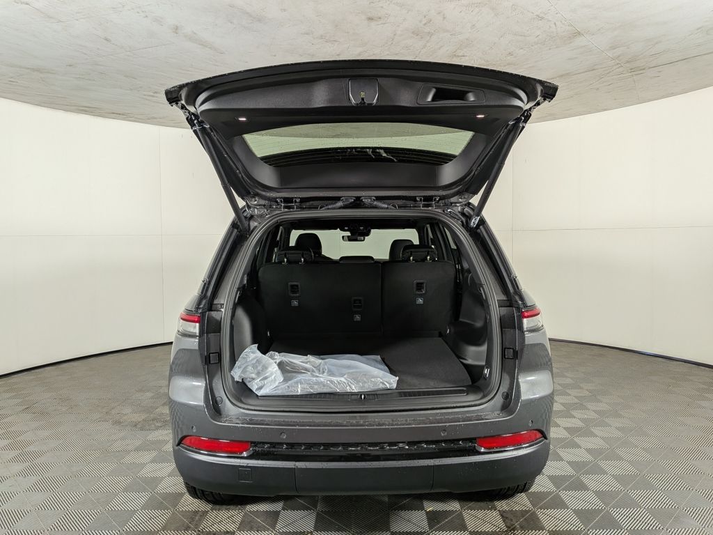 2025 Jeep Grand Cherokee Limited photo 3