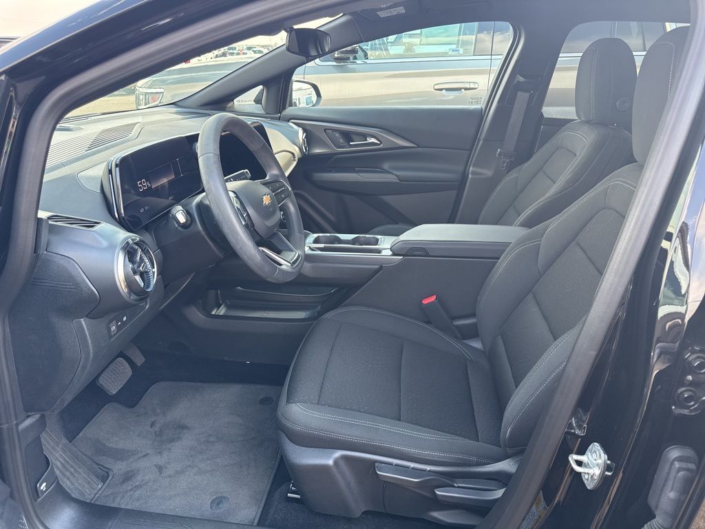 2025 Chevrolet Equinox EV 1LT photo 2