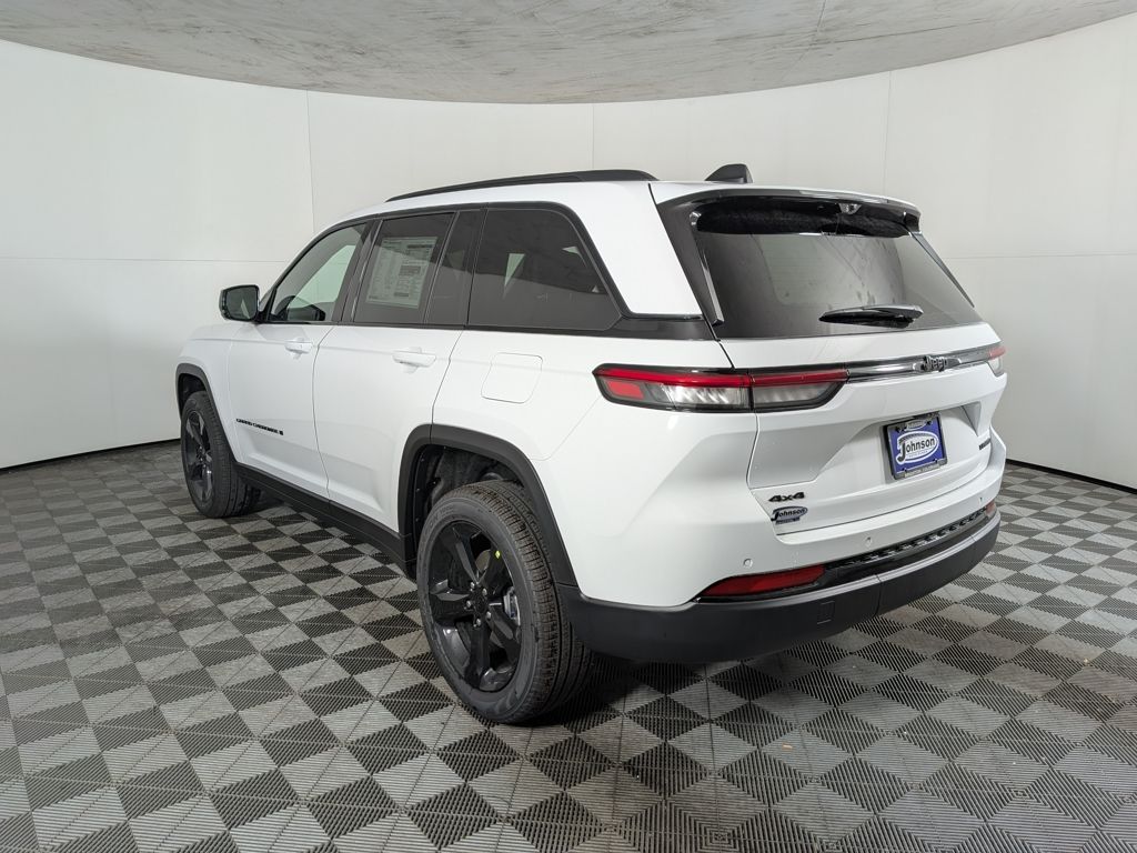 2025 Jeep Grand Cherokee Limited photo 3