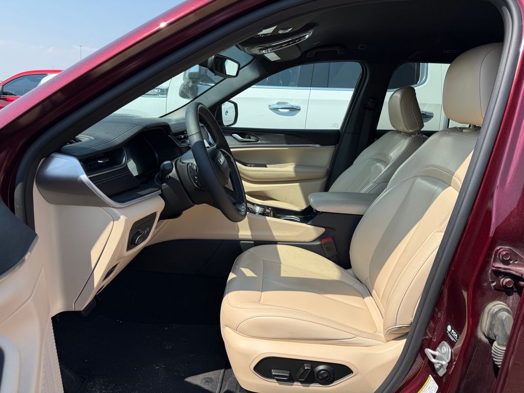 2024 Jeep Grand Cherokee Limited photo 2