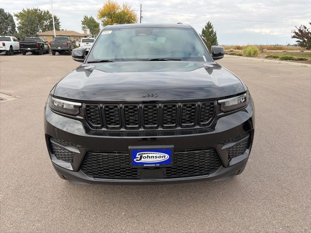 2025 Jeep Grand Cherokee Laredo photo 2