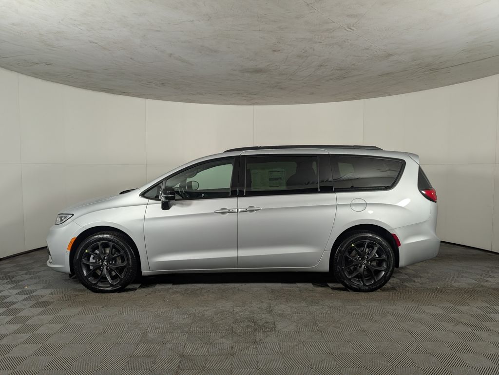 2026 Chrysler Pacifica photo 2