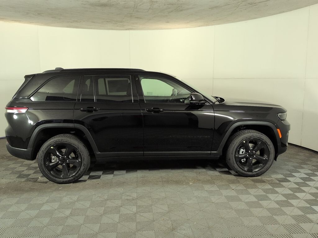 New 2025 Jeep Grand Cherokee Laredo SUV