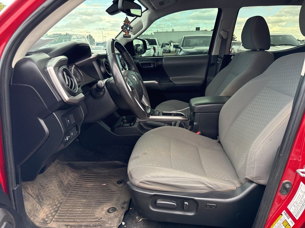 2021 Toyota Tacoma SR5 V6 photo 2