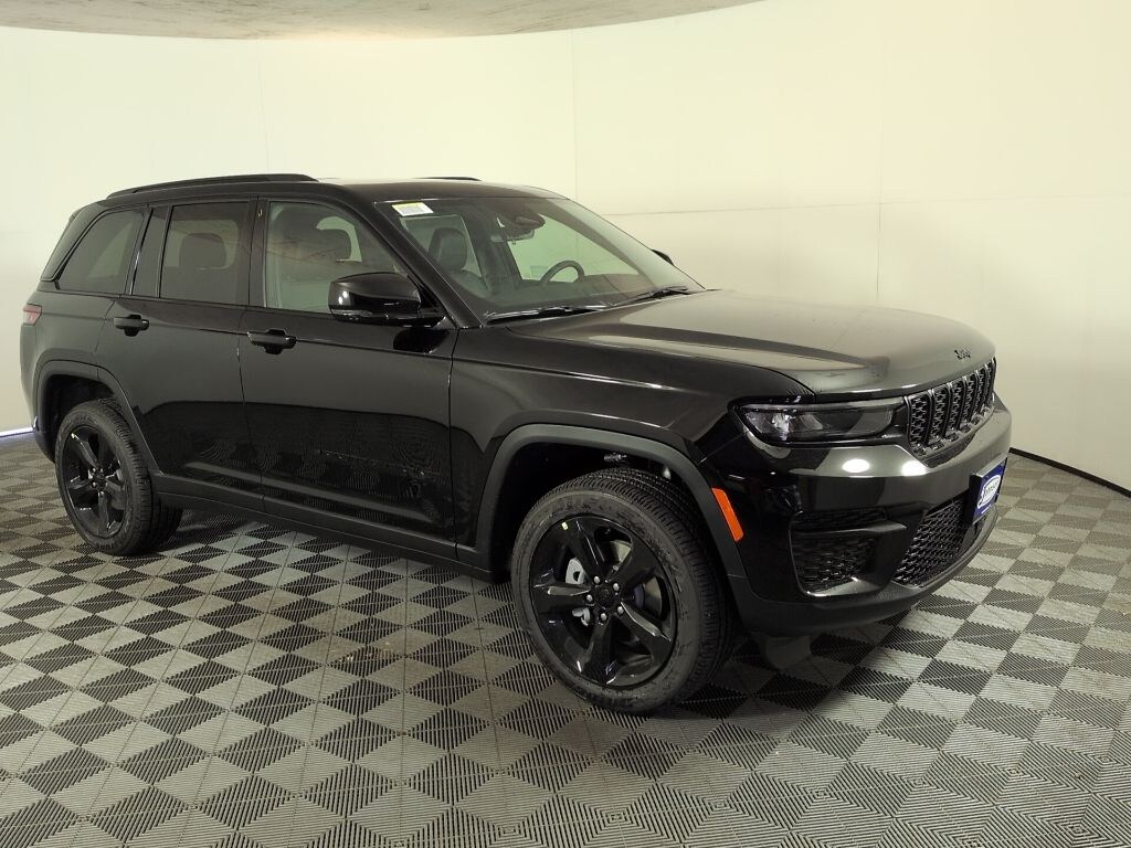 New 2025 Jeep Grand Cherokee Laredo SUV