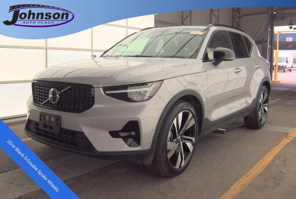 2025 Volvo XC40's photo