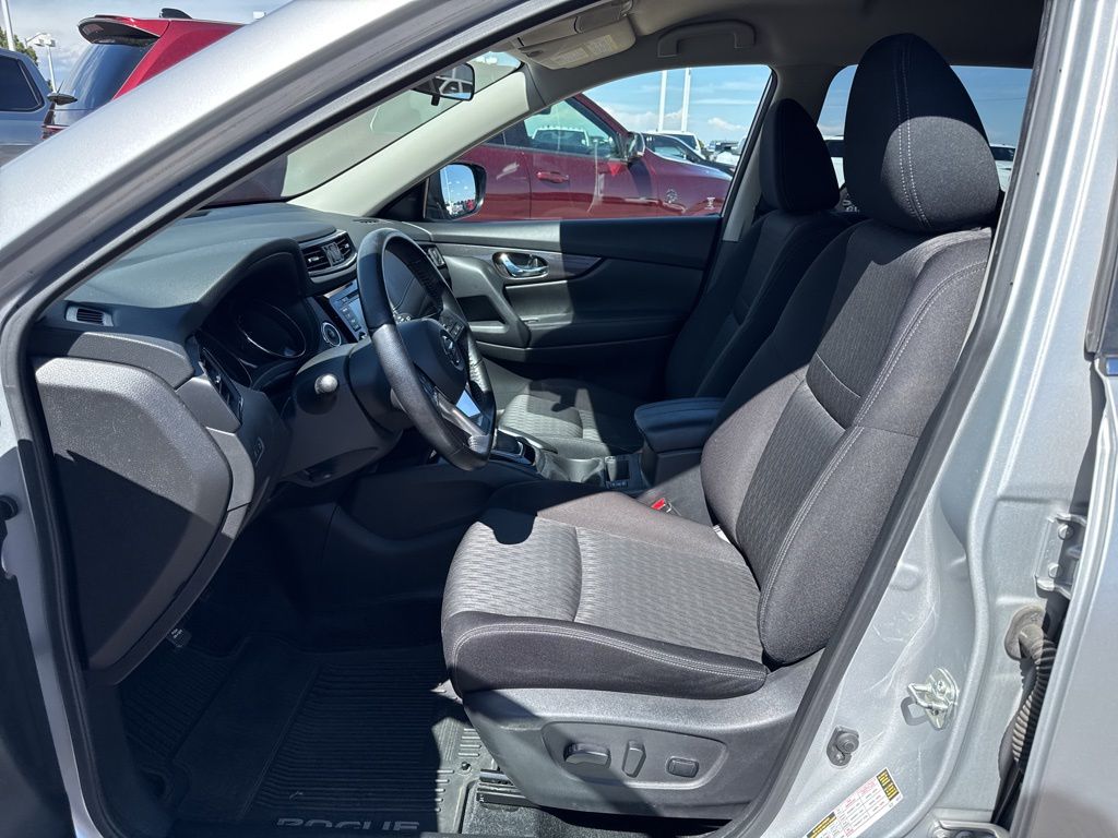 2020 Nissan Rogue SV photo 2