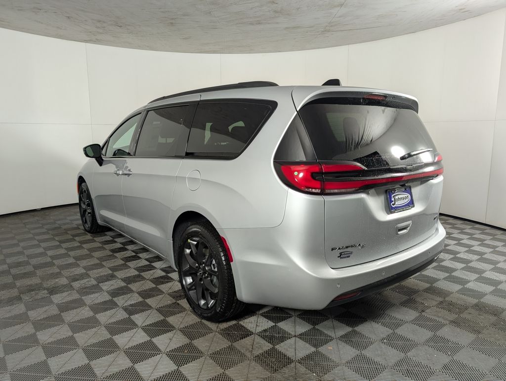 2026 Chrysler Pacifica photo 3