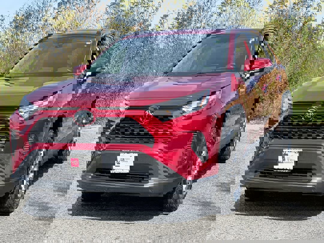 2022 Toyota RAV4 XLE photo 2