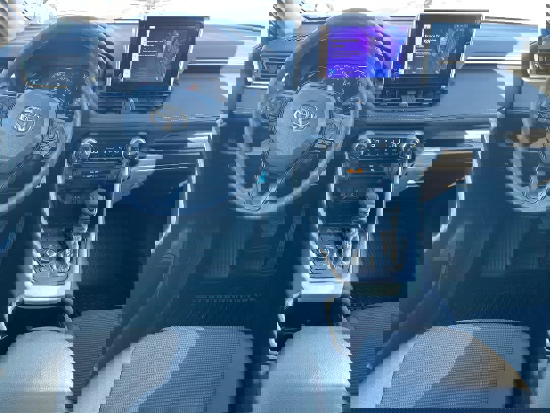 2025 Toyota RAV4 LE - Photo 10