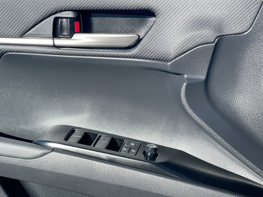 2025 Toyota Camry SE - Photo 7