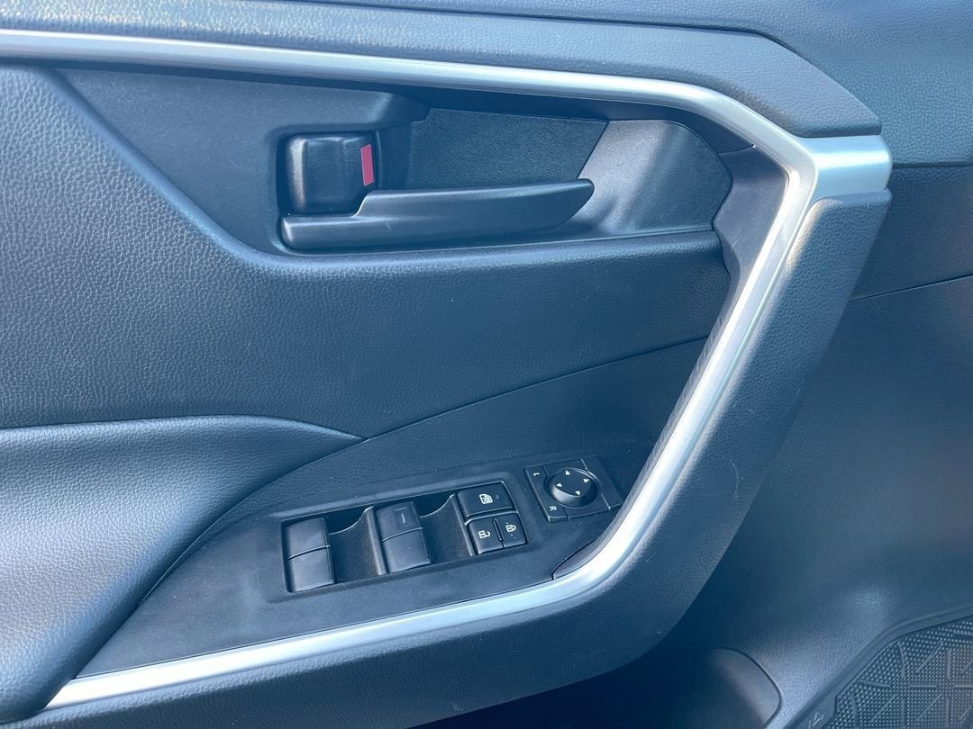 2025 Toyota RAV4 LE - Photo 8