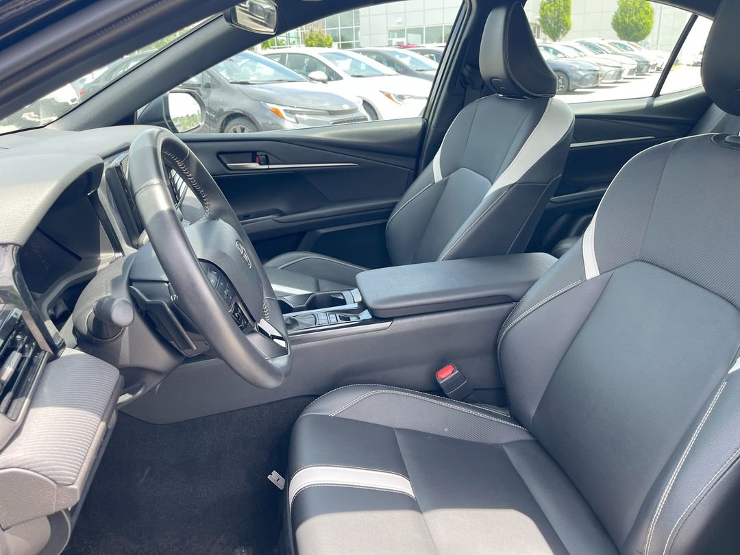 2025 Toyota Camry SE - Photo 11