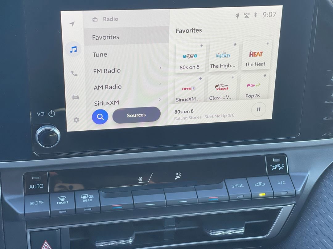 2025 Toyota Camry SE - Photo 4