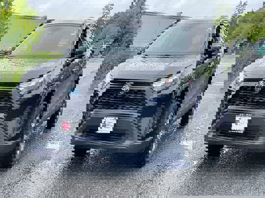 2024 Toyota RAV4 Hybrid XLE photo 2