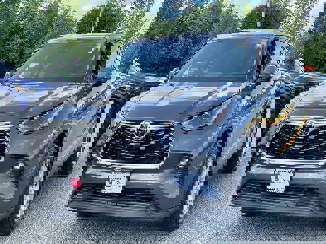 2022 Toyota Highlander LE photo 2