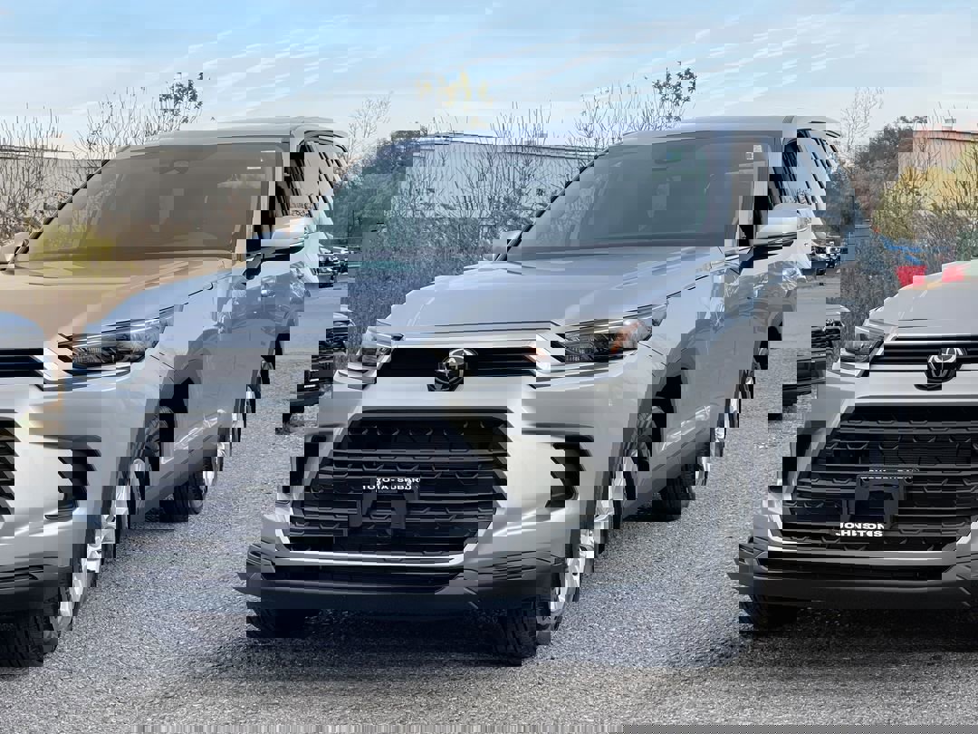 2025 Toyota Grand Highlander LE photo 2