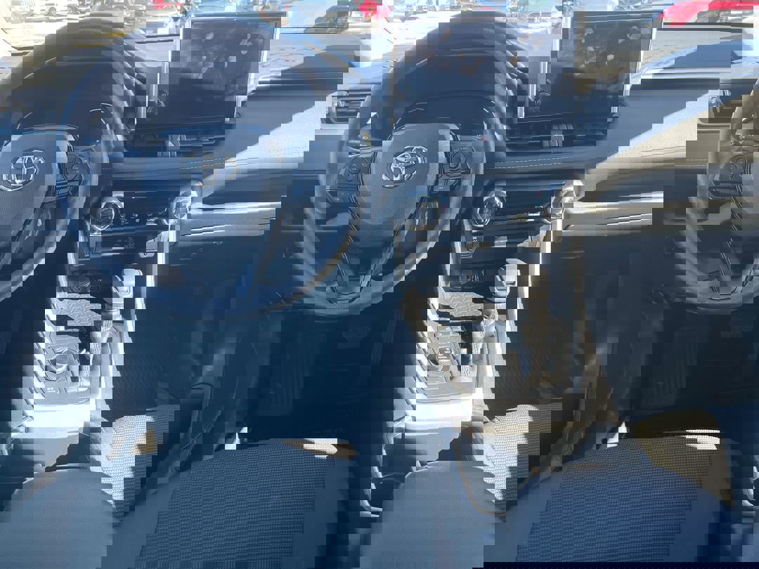 2025 Toyota RAV4 LE - Photo 6