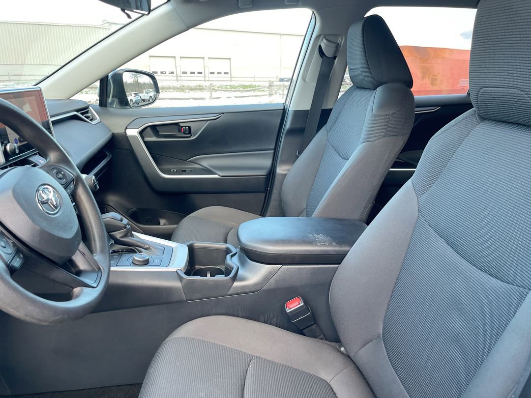 2025 Toyota RAV4 LE - Photo 10