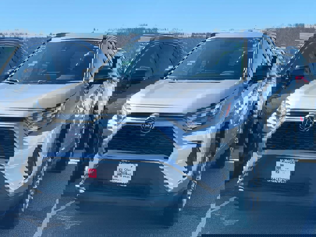 2025 Toyota RAV4 LE - Photo 9