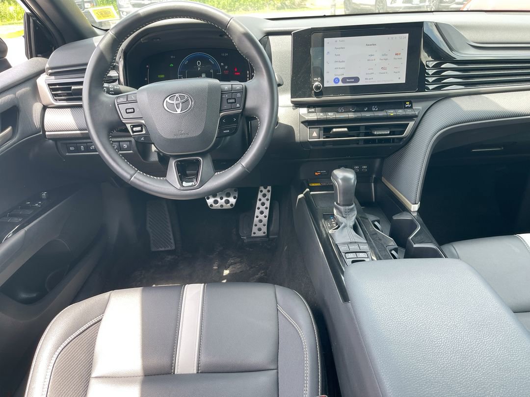 2025 Toyota Camry SE - Photo 10