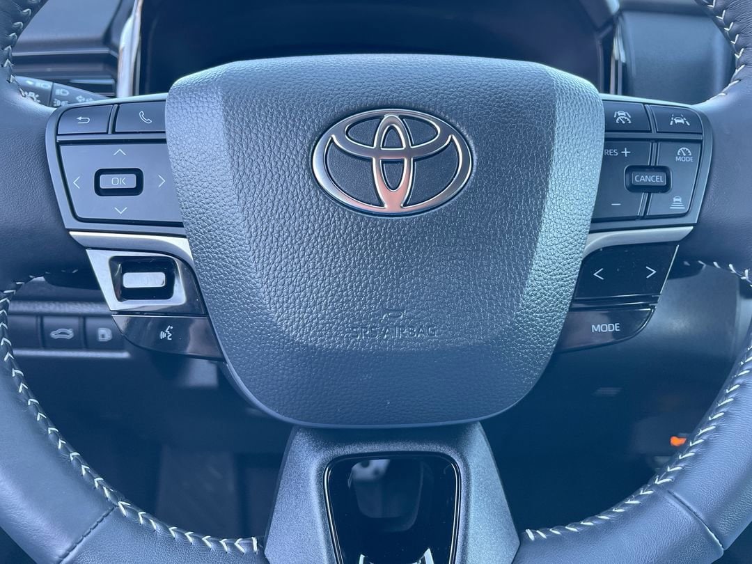 2025 Toyota Camry SE - Photo 6