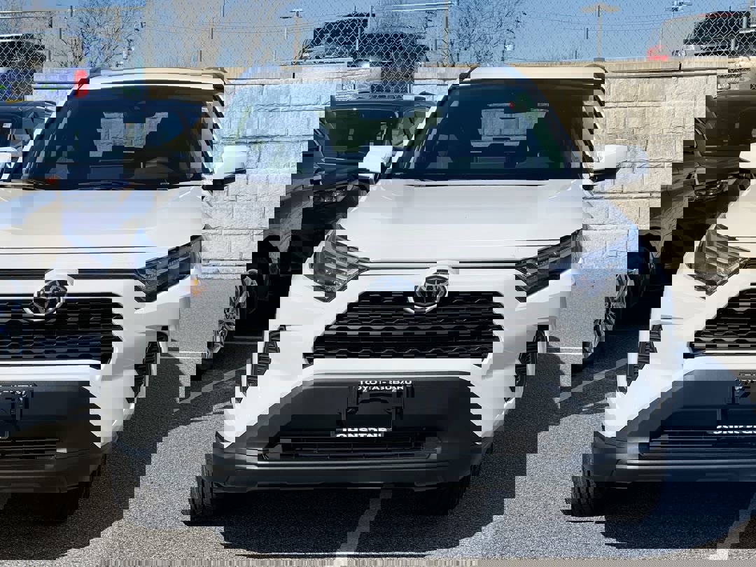 2025 Toyota RAV4 XLE photo 3