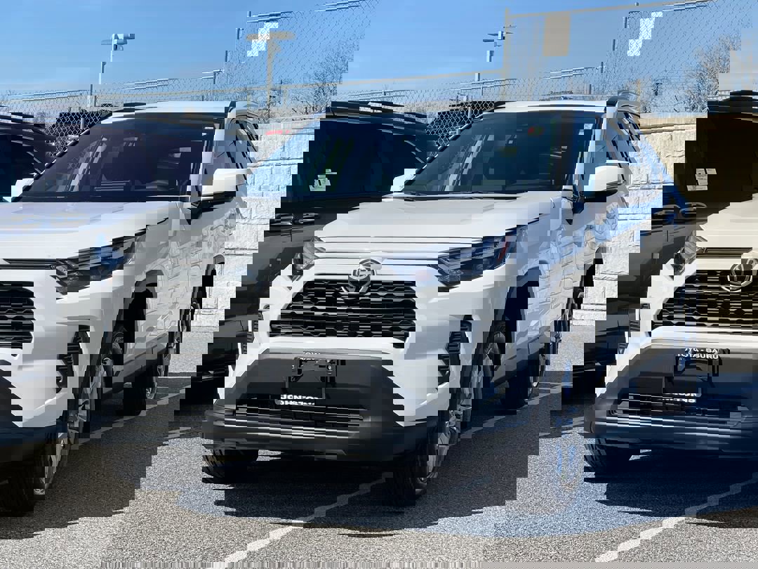 2025 Toyota RAV4 XLE photo 4