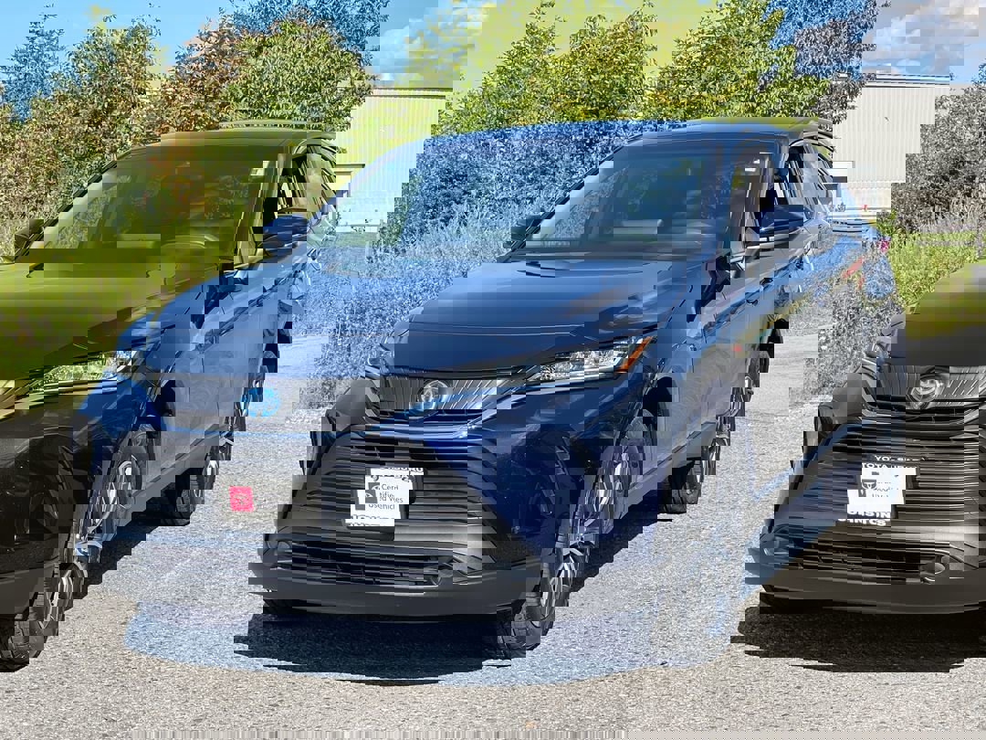 2022 Toyota Venza LE photo 2