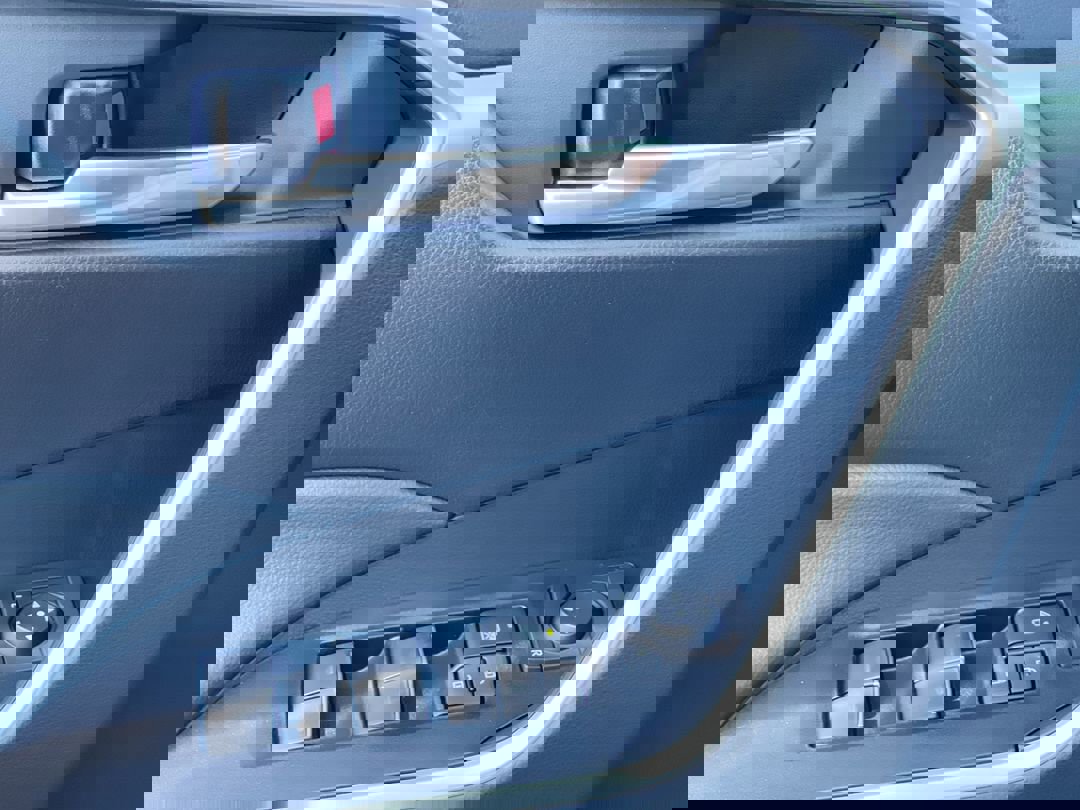 2025 Toyota RAV4 XLE photo 4
