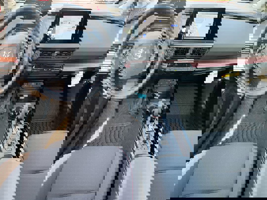 2024 Toyota Prius Prime SE - Photo 10