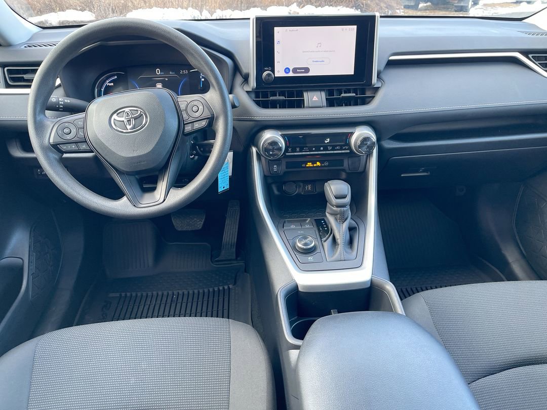 2025 Toyota RAV4 LE - Photo 9