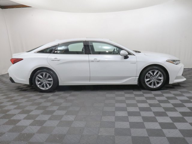 2019 Toyota Avalon Hybrid XLE photo 3