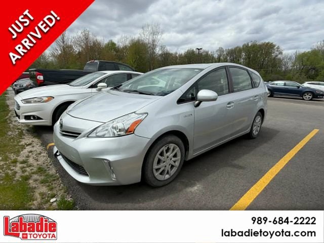 2014 Toyota Prius v Five's photo