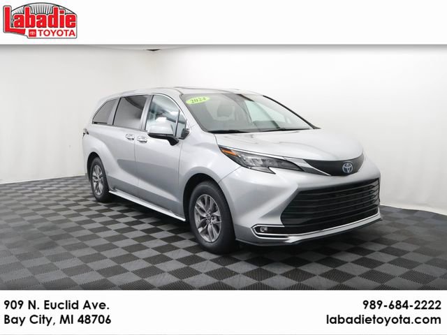 2024 Toyota Sienna XLE 8-Passenger Hybrid FWD's photo