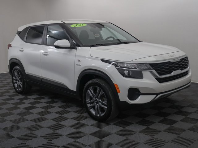 2023 Kia Seltos LX photo 2
