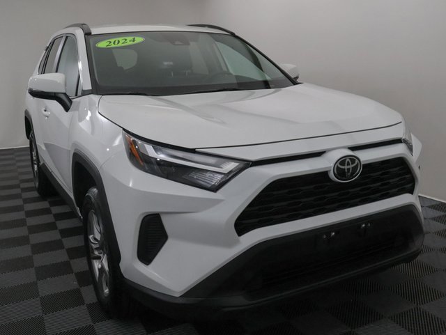 2024 Toyota RAV4 XLE photo 2