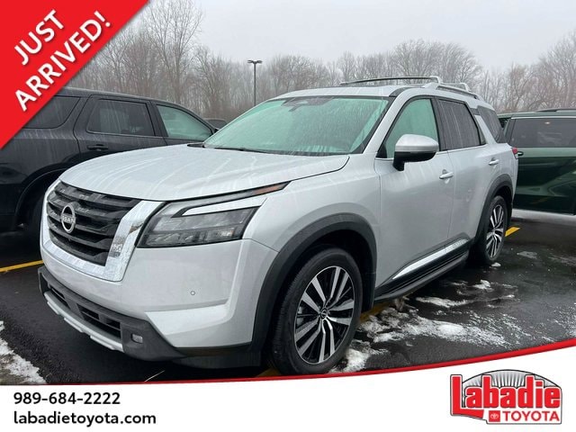 2025 Nissan Pathfinder Platinum's photo