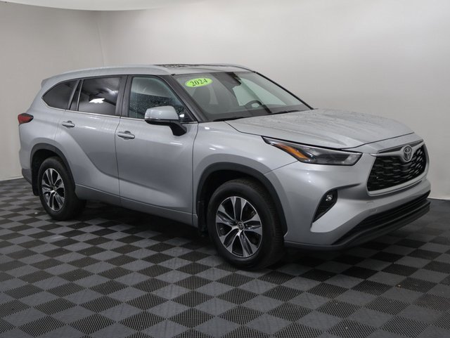 2024 Toyota Highlander LE photo 2