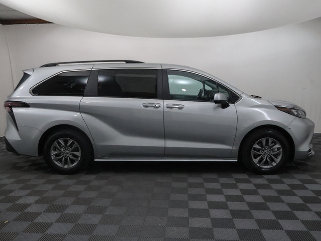 2024 Toyota Sienna XLE photo 4