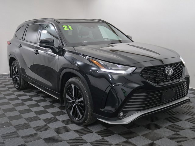 Used 2021 Toyota Highlander XSE with VIN 5TDLZRBH8MS104135 for sale in Bay City, MI