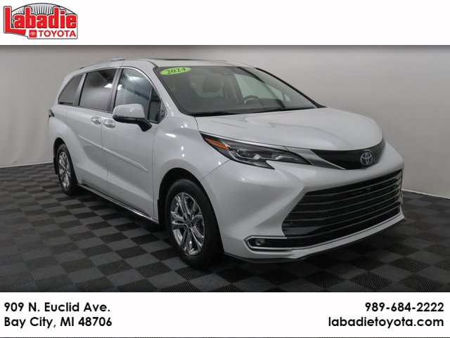 2024 Toyota Sienna Platinum's photo