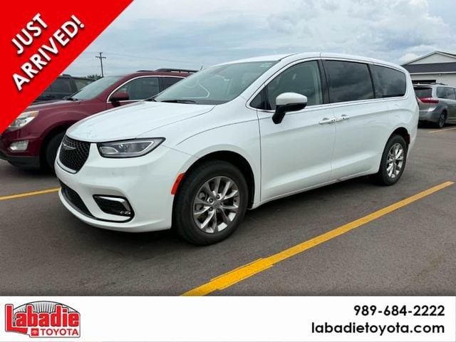 2023 Chrysler Pacifica Touring L AWD's photo